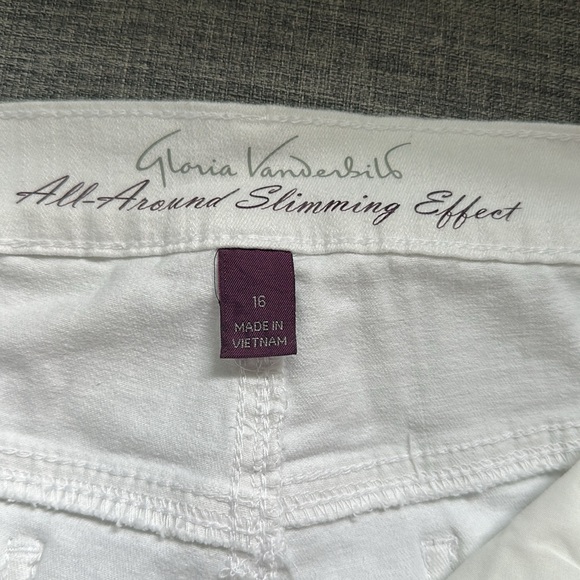 Bermuda Short - Picture 3 of 4